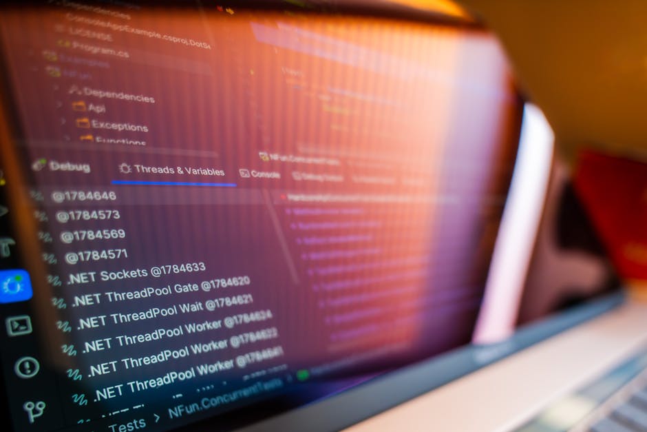 Ekip, WordPress sürümleri uyumu için otomatik test yapımını gösteren yakın plan çalışma görseli