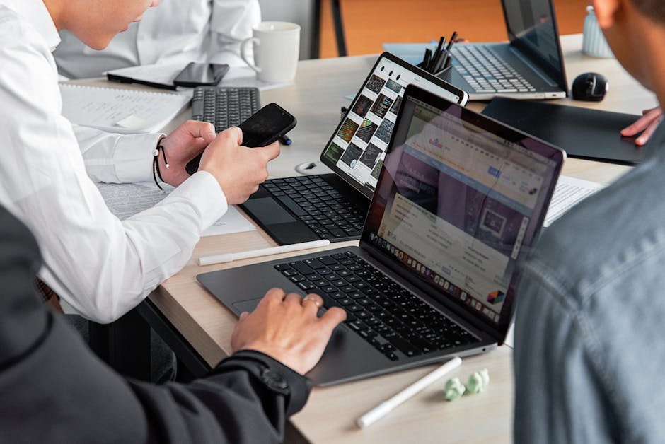 Gelistirici ekip beyaz tahta önünde WordPress REST API entegrasyonu üzerinde çalışıyor