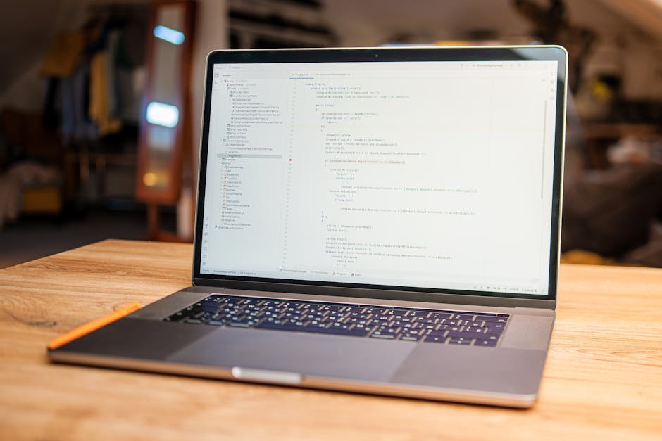 Geliştirici, WordPress eklentisi üzerinde çalışırken masa başında. Ekranda kod ve notlar var.
