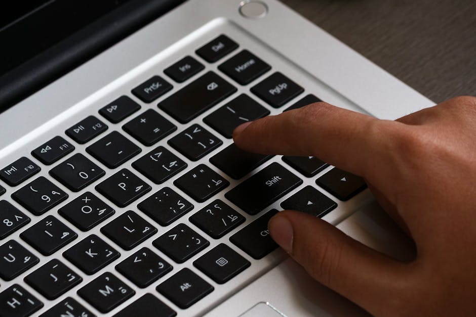 İki dilde düzenlenen WordPress temasını gösteren bilgisayar ekranı