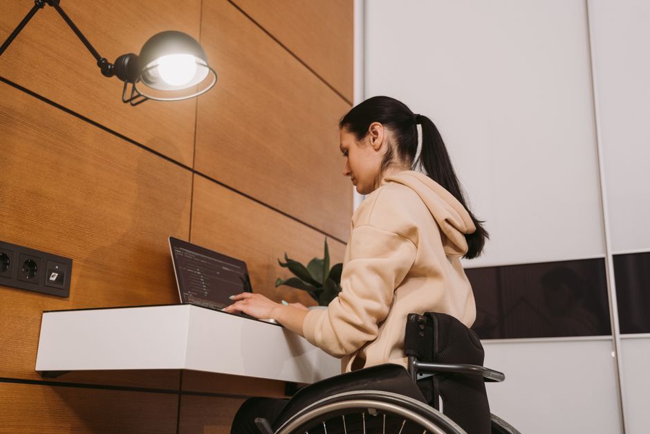 A person testing WordPress theme accessibility with a laptop and keyboard
