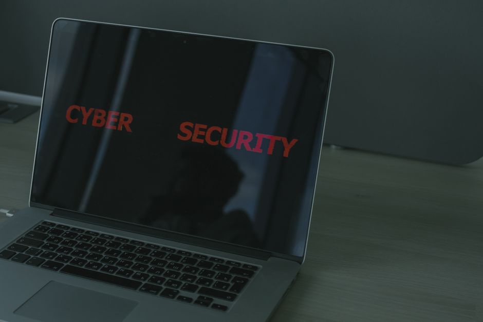 Güvenlik duvarı ile korunan bir WordPress sitesi teması, ağ güvenliği ve sunucu odası görseli