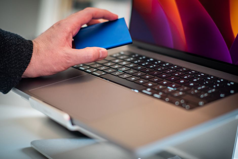 Kullanici backup ve staging panelini inceleyen bir kişi bilgisayar ekranında
