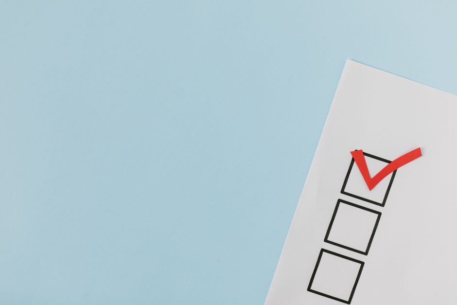 Kullanıcı, bir eklentinin uyumluluğunu test eden bilgisayara bakıyor