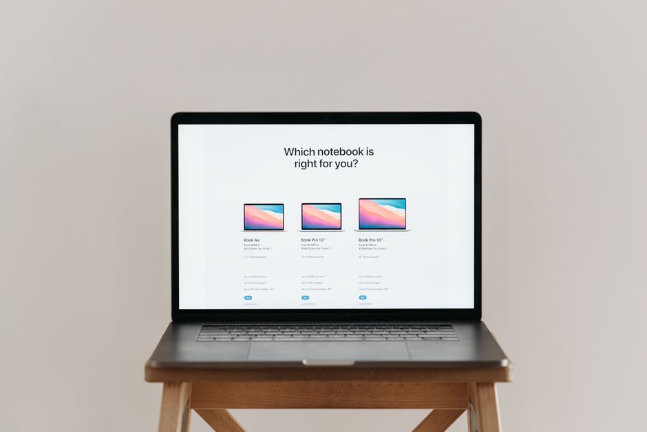 Kullanıcı farklı WordPress temalarını karşılaştırırken bilgisayar ekranı