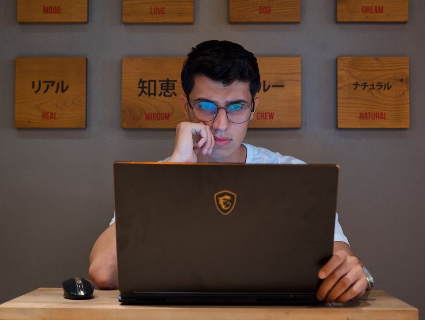 Bir bilgisayar ekranında çok dilli WooCommerce yönetim arayüzü gösteriliyor