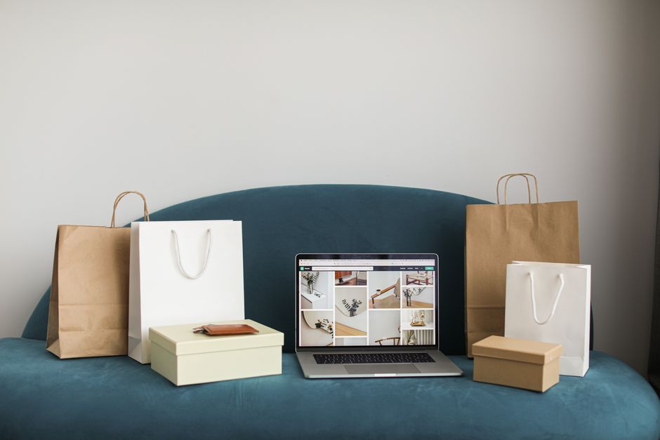 Bir e-ticaret ana sayfasının modern, temiz ve ürün odaklı tasarımını gösteren görsel