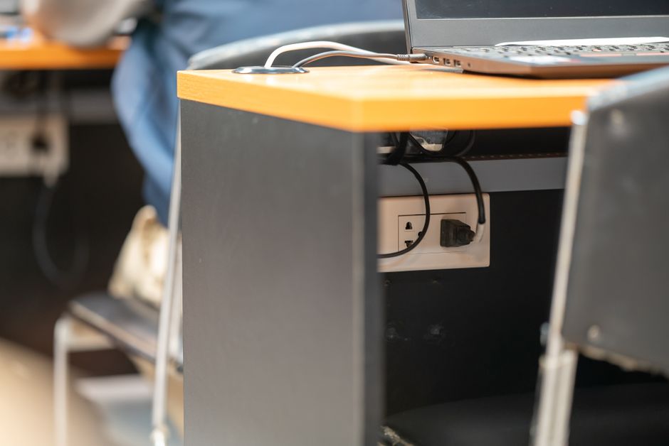 Geliştirici, bilgisayarda eklenti uyumluluk testi yaparken anahtar gösterge panelini inceliyor