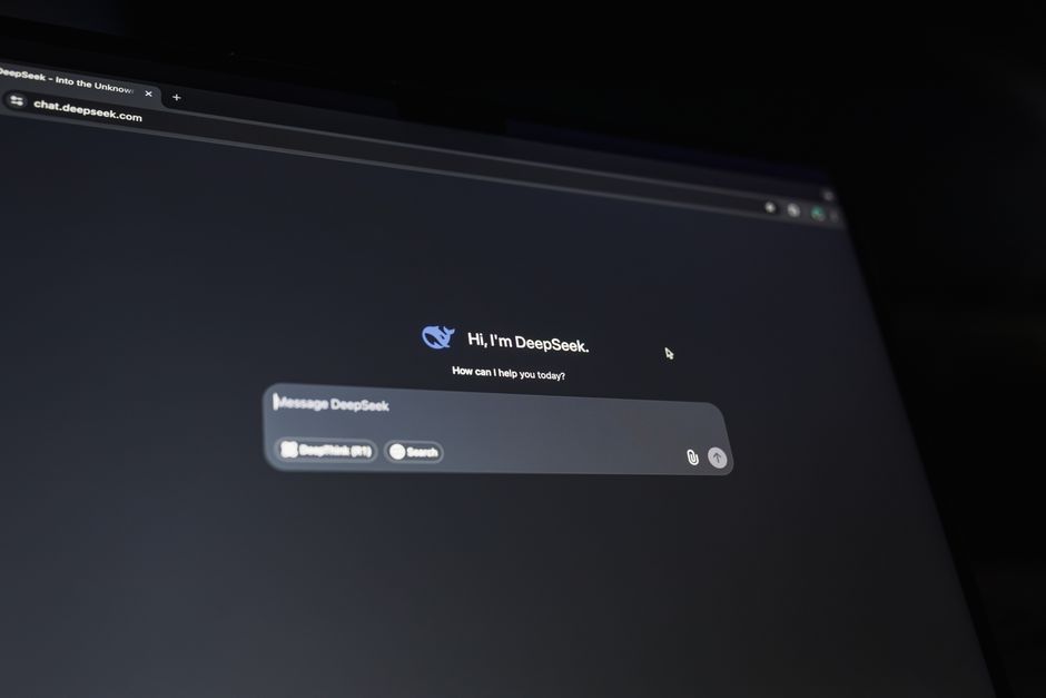 AI destekli uyum kontrolü yapan bir tasarımcı bilgisayar ekranında WordPress teması inceliyor