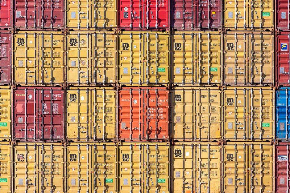 Bir WordPress geliştiricisinin Docker ortamında eklenti uyumluluk testi yaptığı sahne