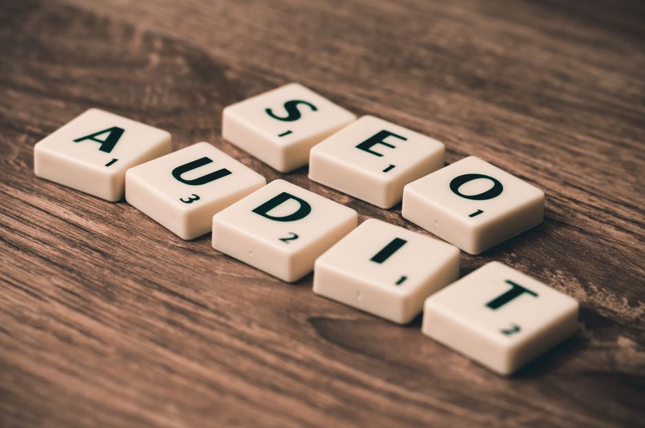 Bir kişi site performans iyileştirme kontrol listesi üzerinde düşünceli görünüyor