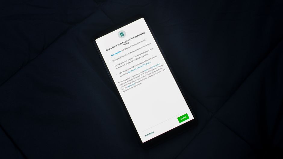 Kullanıcı çerez onayı bannerını gösteren bir web sayfası görüntüsü